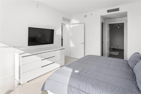 Condo in Miami, Florida, 2 bedrooms  № 1996025 - photo 17