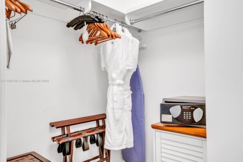 Copropriété à louer à Miami, Floride: 2 chambres, 167.32 m2 № 1985455 - photo 19