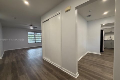 Villa ou maison à louer à Miami, Floride: 3 chambres, 170.38 m2 № 1966368 - photo 8