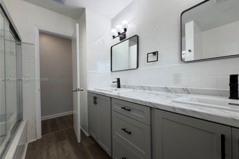 Villa ou maison à louer à Miami, Floride: 3 chambres, 170.38 m2 № 1966368 - photo 11