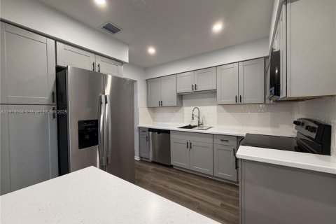 Villa ou maison à louer à Miami, Floride: 3 chambres, 170.38 m2 № 1966368 - photo 5