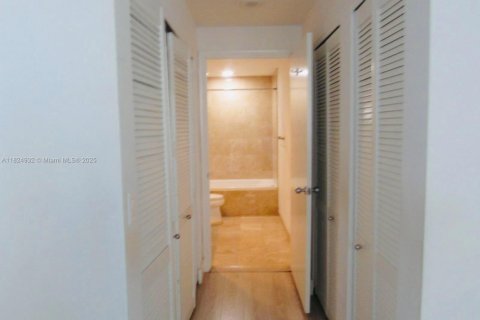 Купить кондоминиум в Майами, Флорида 1 спальня, 81.57м2, № 1957948 - фото 6