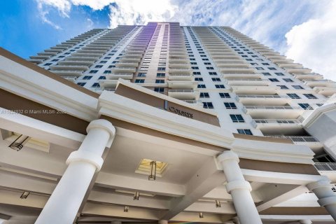 Купить кондоминиум в Майами, Флорида 1 спальня, 81.57м2, № 1957948 - фото 1