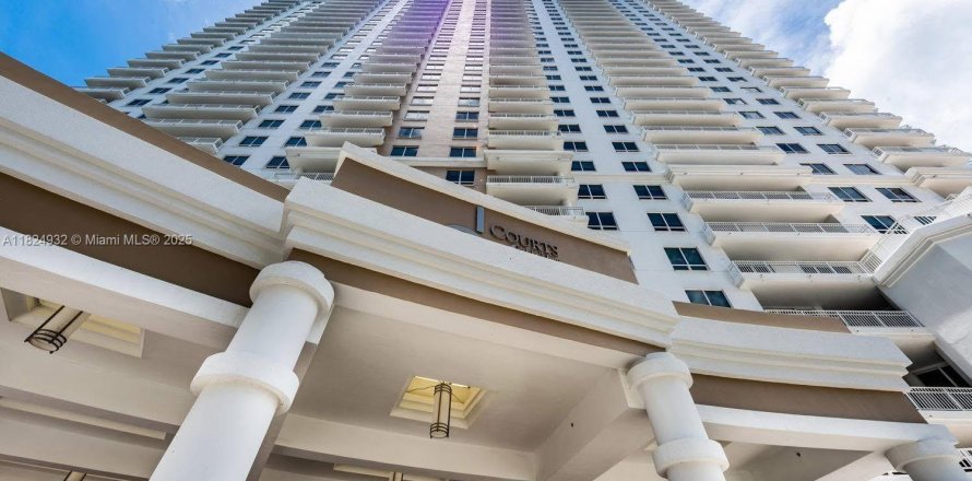 Кондоминиум с 1 спальней в Майами, Флорида № 1957948