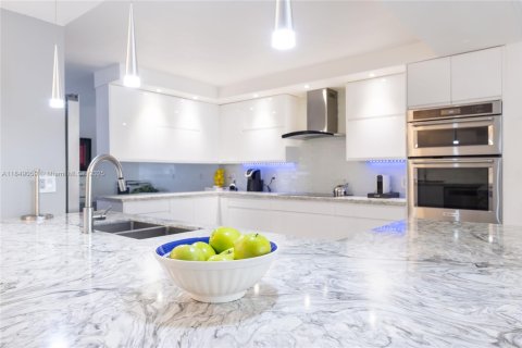 Adosado en venta en Sunny Isles Beach, Florida, 4 dormitorios, 225.29 m2 № 1852072 - foto 19