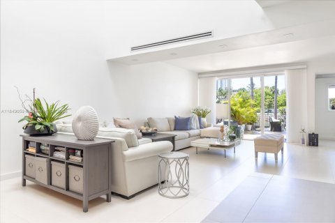 Adosado en venta en Sunny Isles Beach, Florida, 4 dormitorios, 225.29 m2 № 1852072 - foto 1