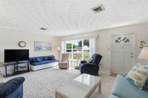 House in Englewood, Florida 2 bedrooms, 119.29 sq.m. № 2112975 - photo 10