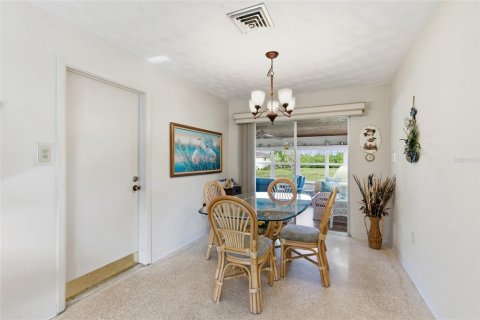 House in Englewood, Florida 2 bedrooms, 119.29 sq.m. № 2112975 - photo 18