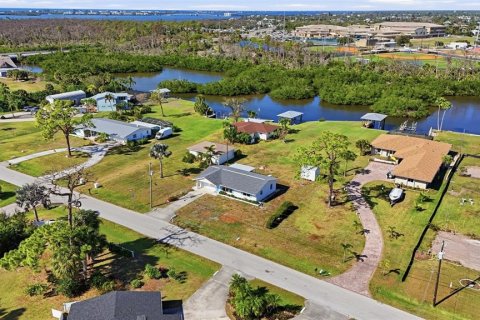 House in Englewood, Florida 2 bedrooms, 119.29 sq.m. № 2112975 - photo 2