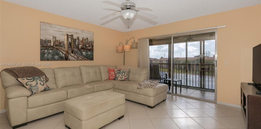 Condominio en Pembroke Pines, Florida, 2 dormitorios  № 2060840
