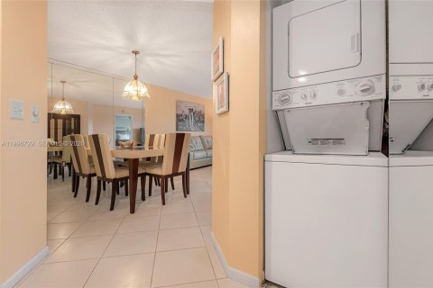 Condominio en alquiler en Pembroke Pines, Florida, 2 dormitorios, 112.13 m2 № 2060840 - foto 8