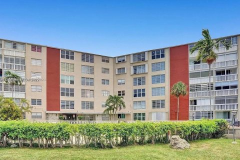 Condo in North Miami, Florida, 1 bedroom  № 2009525 - photo 18