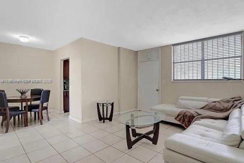 Condo in North Miami, Florida, 1 bedroom  № 2009525 - photo 4