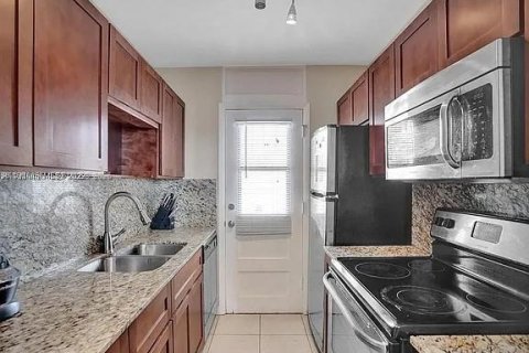 Condo in North Miami, Florida, 1 bedroom  № 2009525 - photo 2