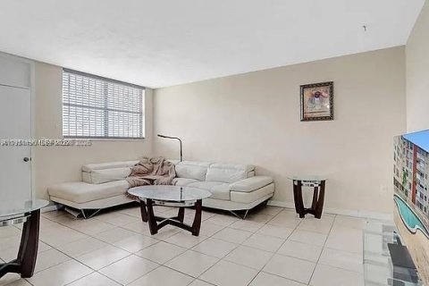 Condo in North Miami, Florida, 1 bedroom  № 2009525 - photo 3