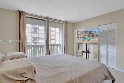 Condo in North Miami, Florida, 1 bedroom  № 2009525 - photo 13