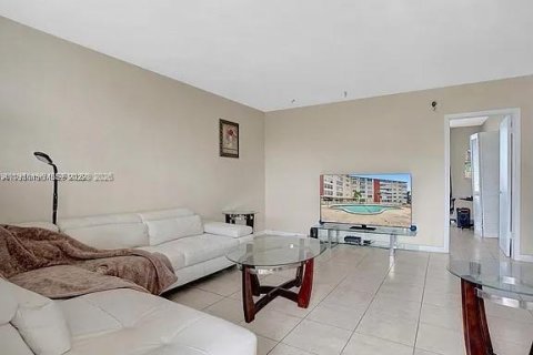 Condo in North Miami, Florida, 1 bedroom  № 2009525 - photo 9