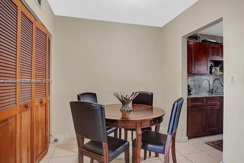 Condo in North Miami, Florida, 1 bedroom  № 2009525 - photo 5