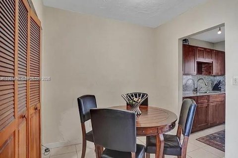 Condo in North Miami, Florida, 1 bedroom  № 2009525 - photo 7