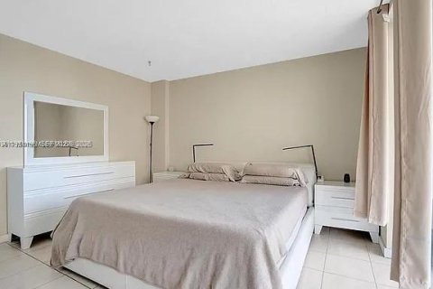 Condo in North Miami, Florida, 1 bedroom  № 2009525 - photo 12