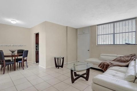 Condo in North Miami, Florida, 1 bedroom  № 2009525 - photo 6