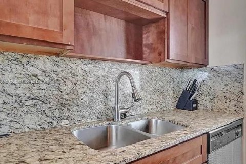 Condo in North Miami, Florida, 1 bedroom  № 2009525 - photo 8