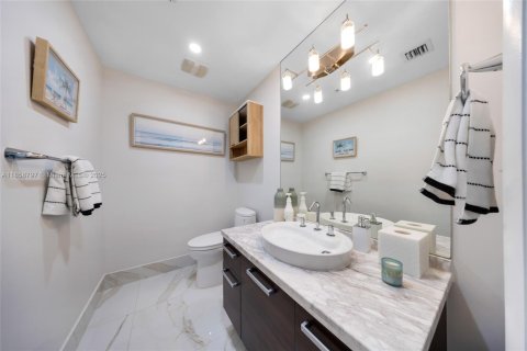 Condo in Miami, Florida, 1 bedroom  № 1889671 - photo 6