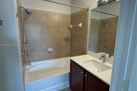 Снять в аренду кондоминиум в Дорал, Флорида 3 спальни, 116.69м2, № 2064117 - фото 21