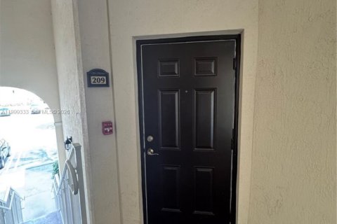Снять в аренду кондоминиум в Дорал, Флорида 3 спальни, 116.69м2, № 2064117 - фото 3