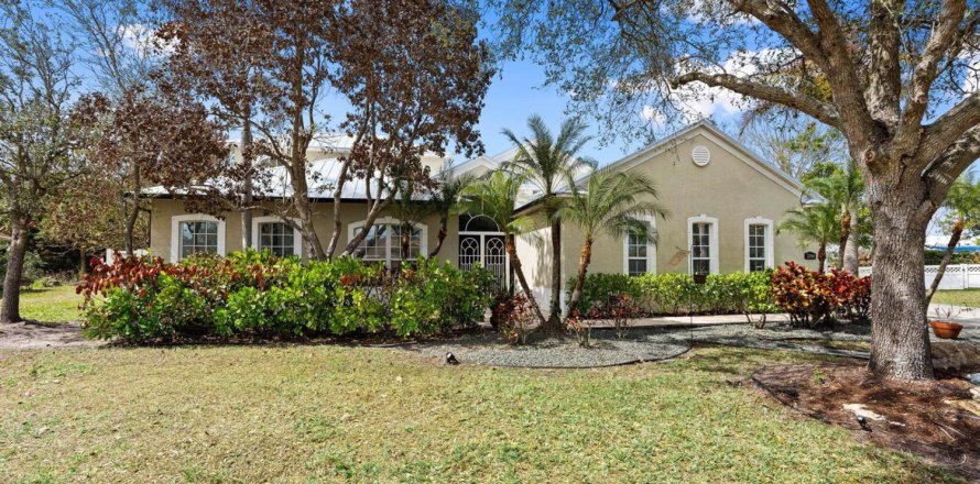 House in St. Lucie, Florida 5 bedrooms, 328.5 sq.m. № 2087112