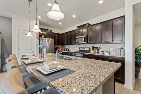 Townhouse in Davenport, Florida 5 bedrooms, 210.42 sq.m. № 2299013 - photo 23