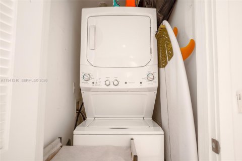 Condo in Miami, Florida, 1 bedroom  № 1998353 - photo 14