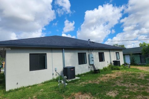 Propiedad comercial en venta en Miami Gardens, Florida, 212.56 m2 № 1946626 - foto 3