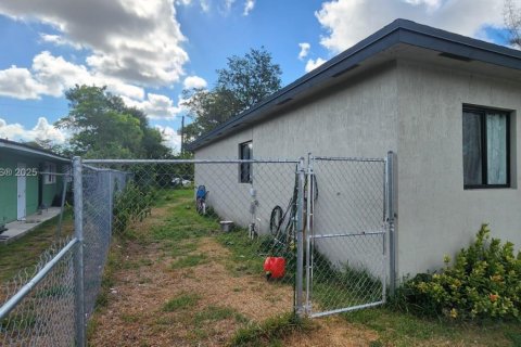 Propiedad comercial en venta en Miami Gardens, Florida, 212.56 m2 № 1946626 - foto 2