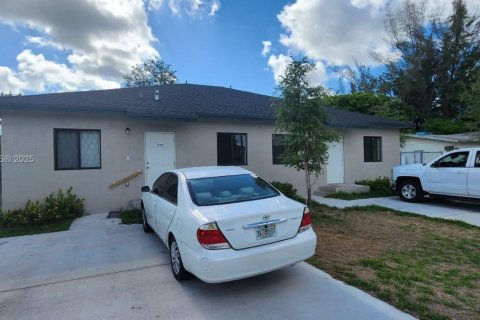 Propiedad comercial en venta en Miami Gardens, Florida, 212.56 m2 № 1946626 - foto 1