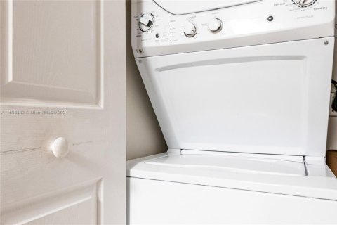 Condo in Miami, Florida, 1 bedroom № 1960000 - photo 16