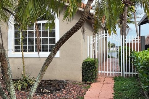 Villa ou maison à louer à Miami, Floride: 3 chambres, 168.34 m2 № 2001028 - photo 3