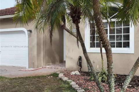 Villa ou maison à louer à Miami, Floride: 3 chambres, 168.34 m2 № 2001028 - photo 2