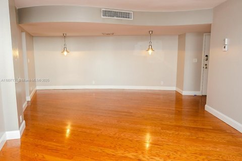 Снять в аренду кондоминиум в Халландейл-Бич, Флорида 2 спальни, 144.93м2, № 2014460 - фото 5