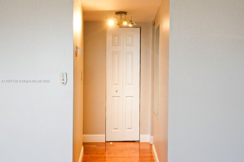 Снять в аренду кондоминиум в Халландейл-Бич, Флорида 2 спальни, 144.93м2, № 2014460 - фото 16