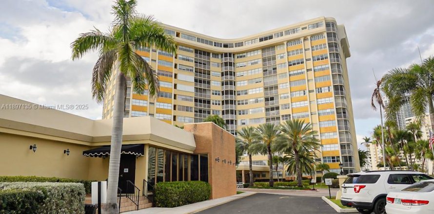 Кондоминиум с 2 спальнями в Халландейл-Бич, Флорида № 2014460