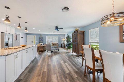 House in Vero Beach, Florida 3 bedrooms, 149.76 sq.m. № 2413284 - photo 8