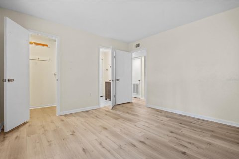 Condo in Saint Petersburg, Florida, 3 bedrooms  № 1915901 - photo 11