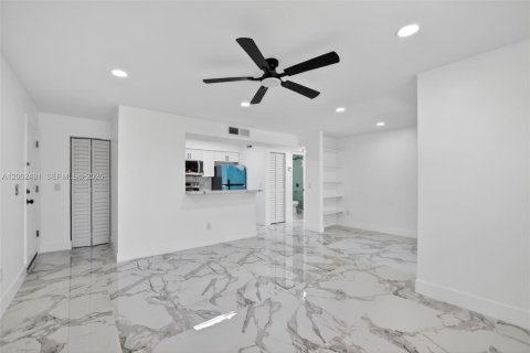 Купить кондоминиум в Помпано-Бич, Флорида 1 спальня, 72.93м2, № 2067748 - фото 4