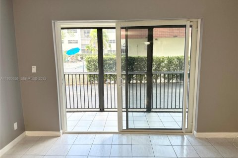 Снять в аренду кондоминиум в Халландейл-Бич, Флорида 2 спальни, 85.28м2, № 1991124 - фото 3