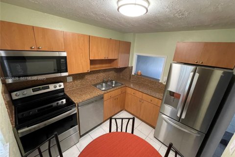 Снять в аренду кондоминиум в Халландейл-Бич, Флорида 2 спальни, 85.28м2, № 1991124 - фото 1