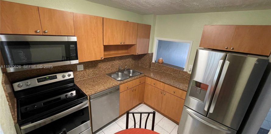 Кондоминиум с 2 спальнями в Халландейл-Бич, Флорида № 1991124