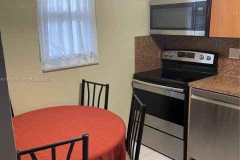 Снять в аренду кондоминиум в Халландейл-Бич, Флорида 2 спальни, 85.28м2, № 1991124 - фото 2