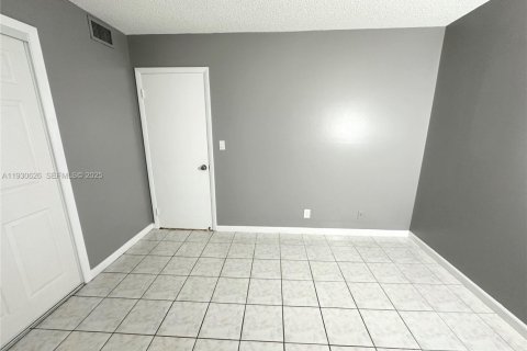 Снять в аренду кондоминиум в Халландейл-Бич, Флорида 2 спальни, 85.28м2, № 1991124 - фото 7