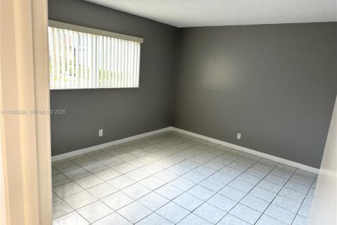 Снять в аренду кондоминиум в Халландейл-Бич, Флорида 2 спальни, 85.28м2, № 1991124 - фото 13